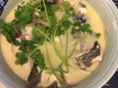 砂锅鱼头-75幢私房菜馆
