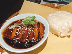 酒酿馒头配扣肉-卯时·龙光雅宴·精致锡帮菜(惠山古镇店)