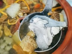 滴水不加汽锅鸡-阿鹏故事云南野生菌火锅(人民路店)