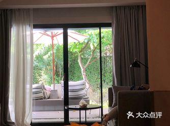 离清迈皇家大学很近，这里有夜市，也有水果夜市