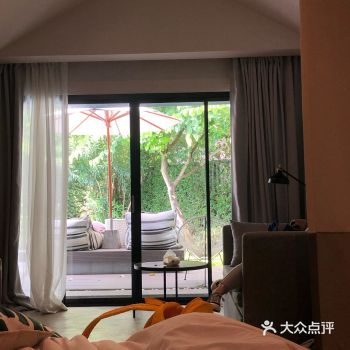 离清迈皇家大学很近,这里有夜市,也有水果夜市