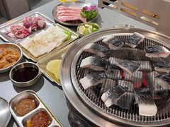 -围炉肉舍•炭烤活鳗•丹东海鲜烤肉(步行街店)