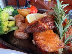 秘制烤春鸡配西兰花和迷迭香-WOLFGANG PUCK KITCHEN & BAR(迪士尼小镇店)
