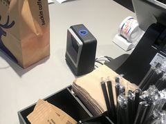 -瑞幸咖啡(岳家嘴地铁站店)