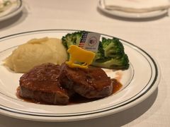 煎牛柳配蘑菇汁-Wolfgang’s Steakhouse 沃夫冈牛排馆(上海白玉兰广场店)
