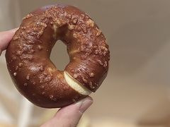 双重芝士碱水面包-WHEN PIGS FLY当猪飞