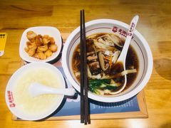 -呷佬·长沙手工米粉(金沙江路店)