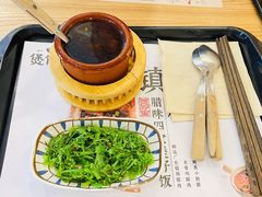 板栗乌鸡炖盅-煲仔皇腊味煲仔饭(经四万达店)