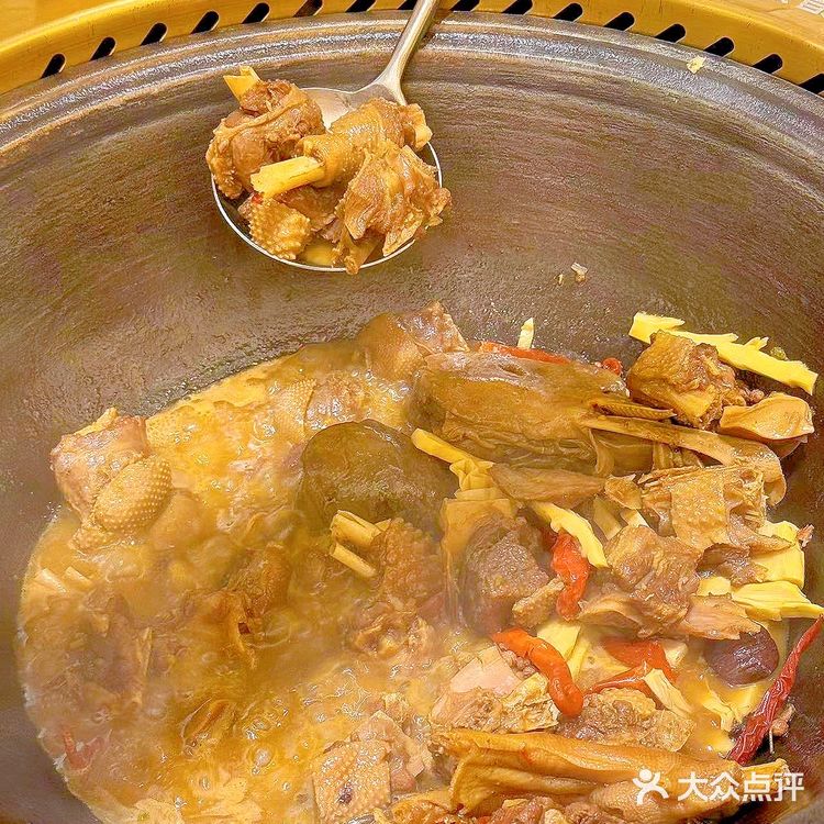 终于吃到好吃的铁锅炖了。。