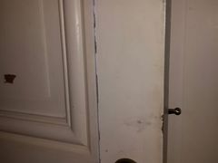 破旧的门-北京拉斐特城堡酒店