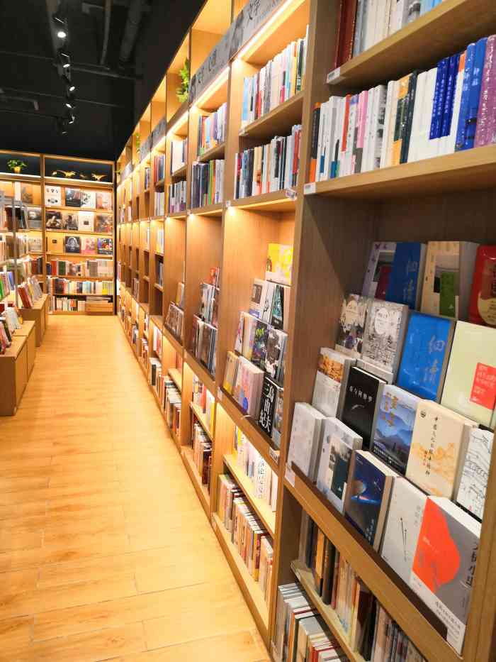 中信书店(凯德mall店)-"店面不大座位相对比较多,装修比较温馨,但.