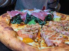 白酱三文鱼帕马尔火腿双拼披萨-O'mills Sourdough Bakery&Bistro(永嘉路店)