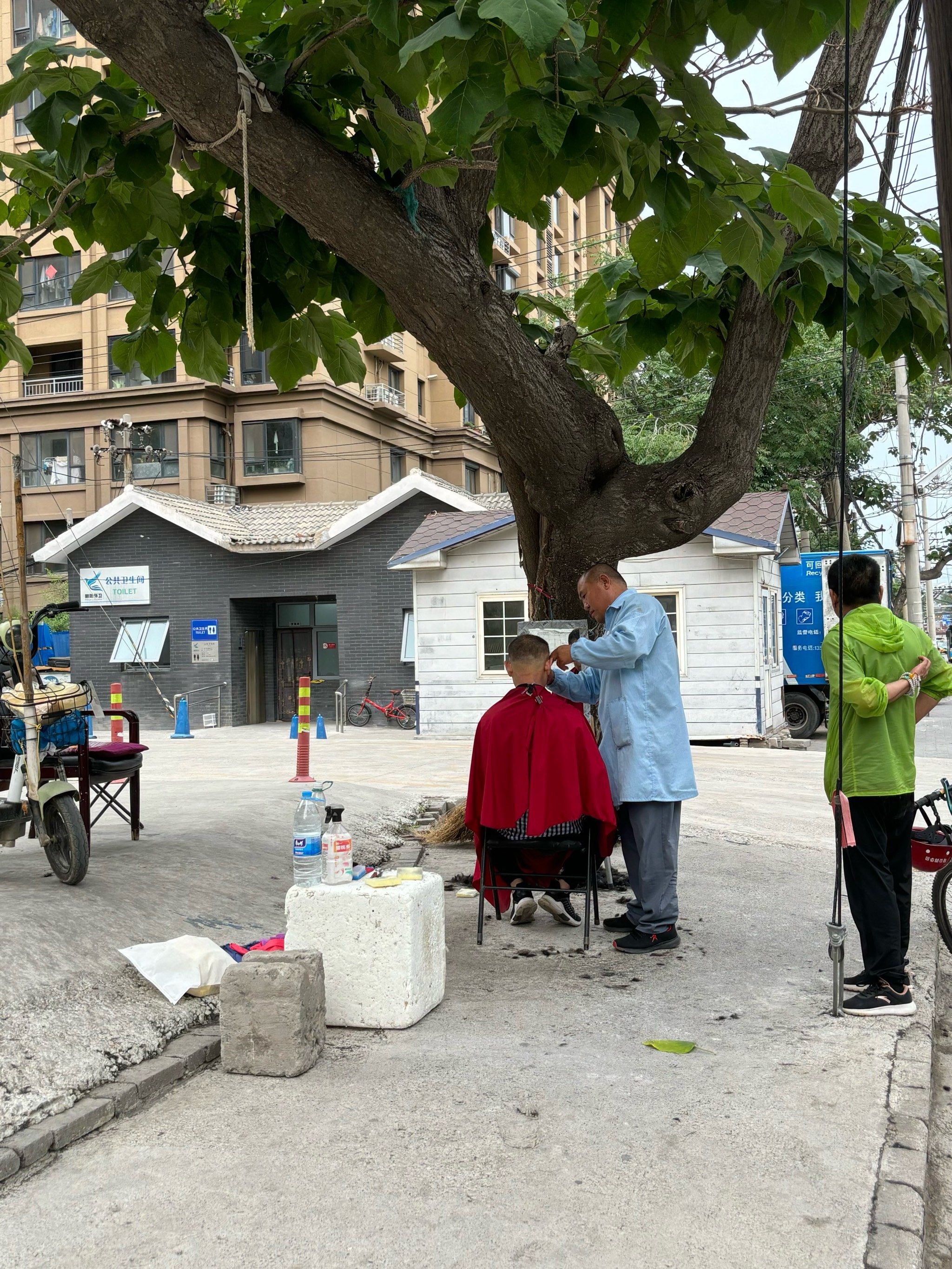 路边理发的大爷
