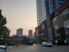 -枫蓝国际购物中心-地面停车场