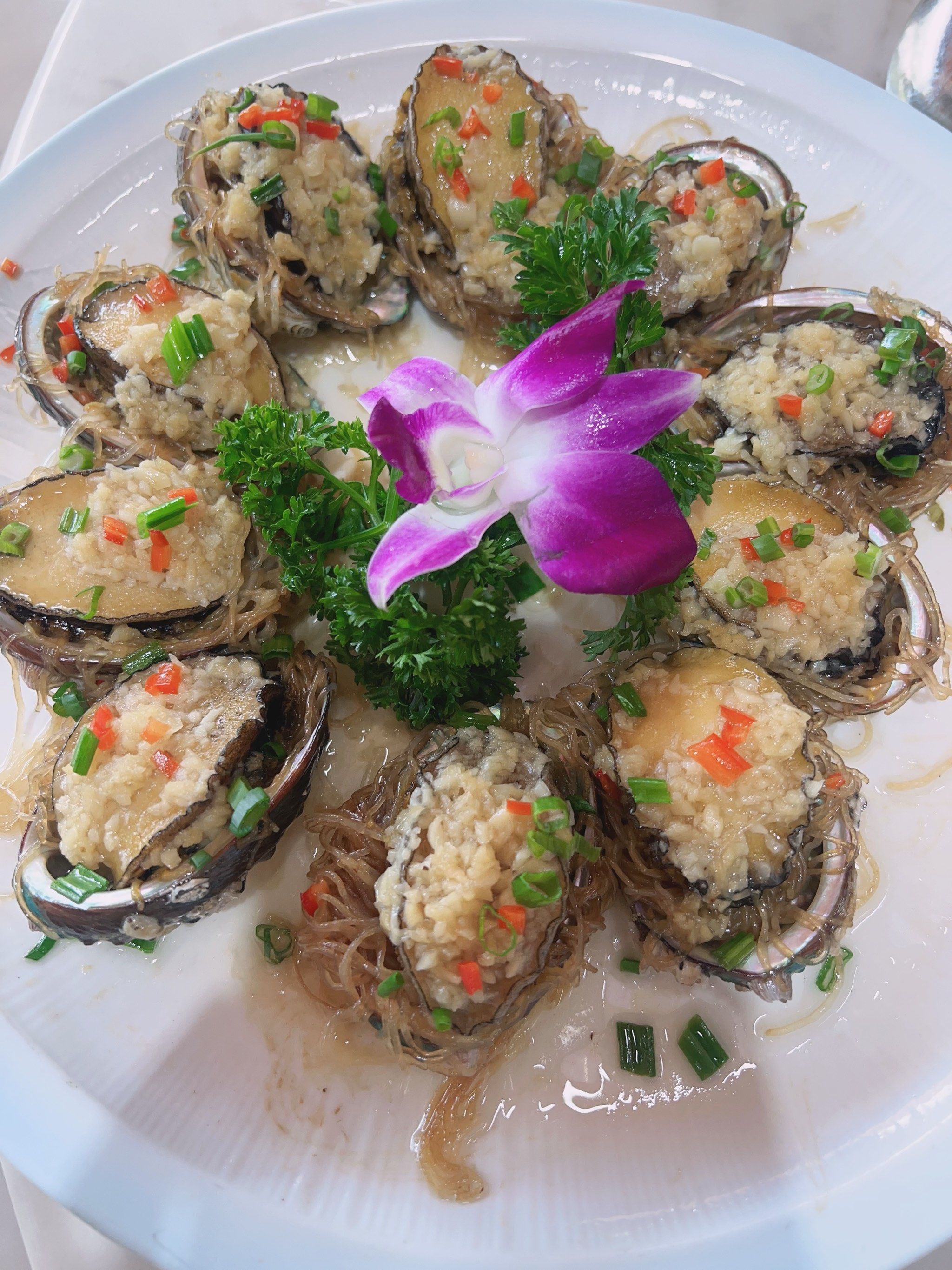 宝子们,强推这家店的蒜蓉鲍鱼!刚上桌,蒜