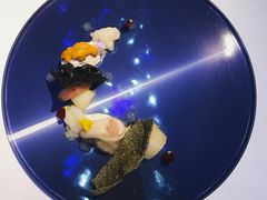 海鲜塔塔搭配墨鱼汁脆片及青柠-AZUR聚(香格里拉饭店)