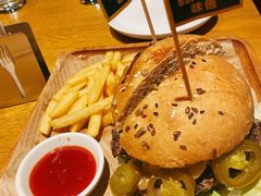 芝士牛肉汉堡-味德西餐音乐酒吧 Wade's Bar&Grill