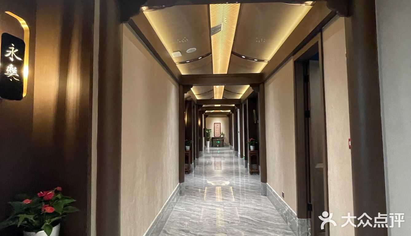 光谷创业街高大上却人均较低的东家院子，请客有面有里！