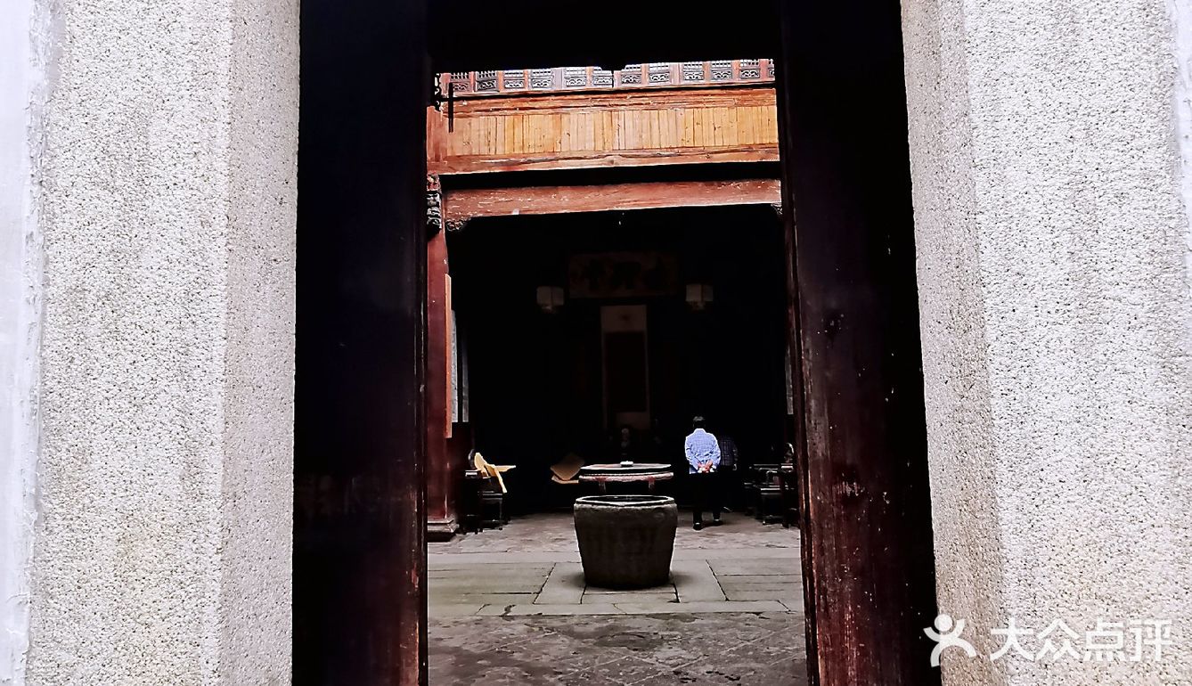 私塾旁边就是大家族的厨房，灶台就好几个