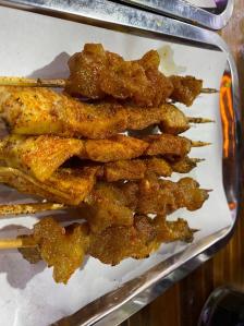 又来到了位于八宝街新城市广场的资格羊肉串来了  点了好多菜,  「烤
