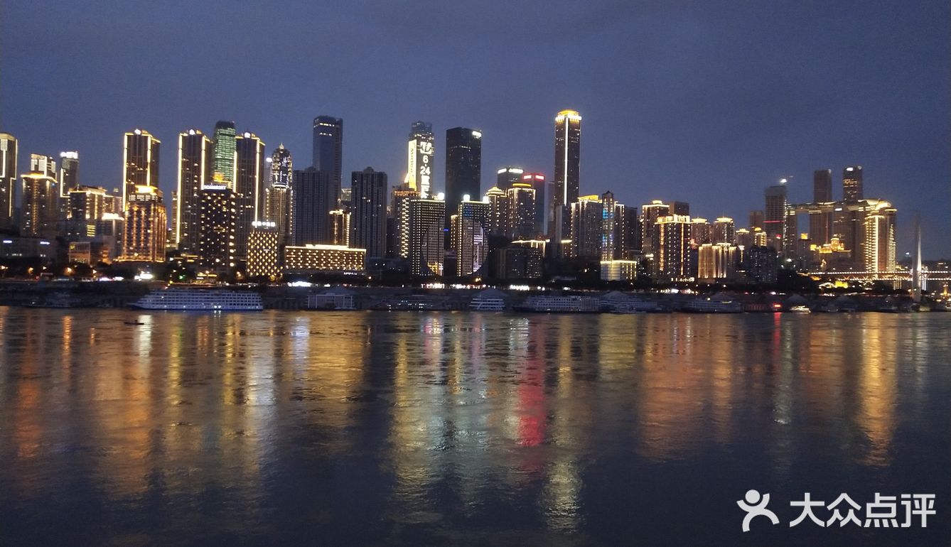 地理位置就在南滨路南滨烟雨公园位置很好找