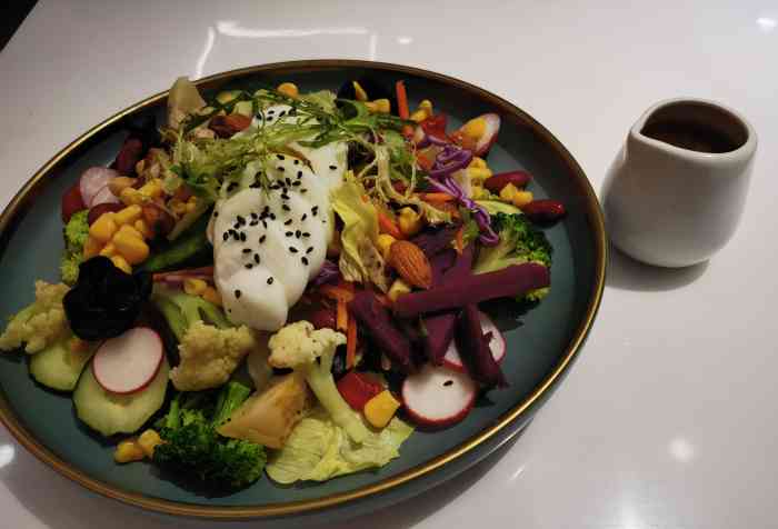 my轻食沙拉(尚峰美食城)-"轻食沙拉很轻食,这家店装修的还可以,但是.