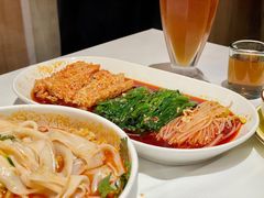 菠菜豆芽拌面筋-谷丽羊肉串·新疆鲜货烧烤馆·清真·夜宵(长沙首店)