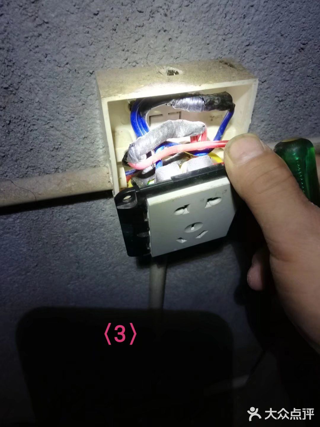 我给建筑工人宿舍，安装USB安全插座，床铺密密麻麻…