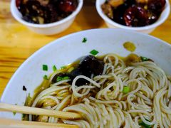 酸菜肉丝米线-越洋肖氏老米线(杨家坪店)
