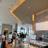 累了就去星巴克喝杯咖啡，人流也很多，坐滿了