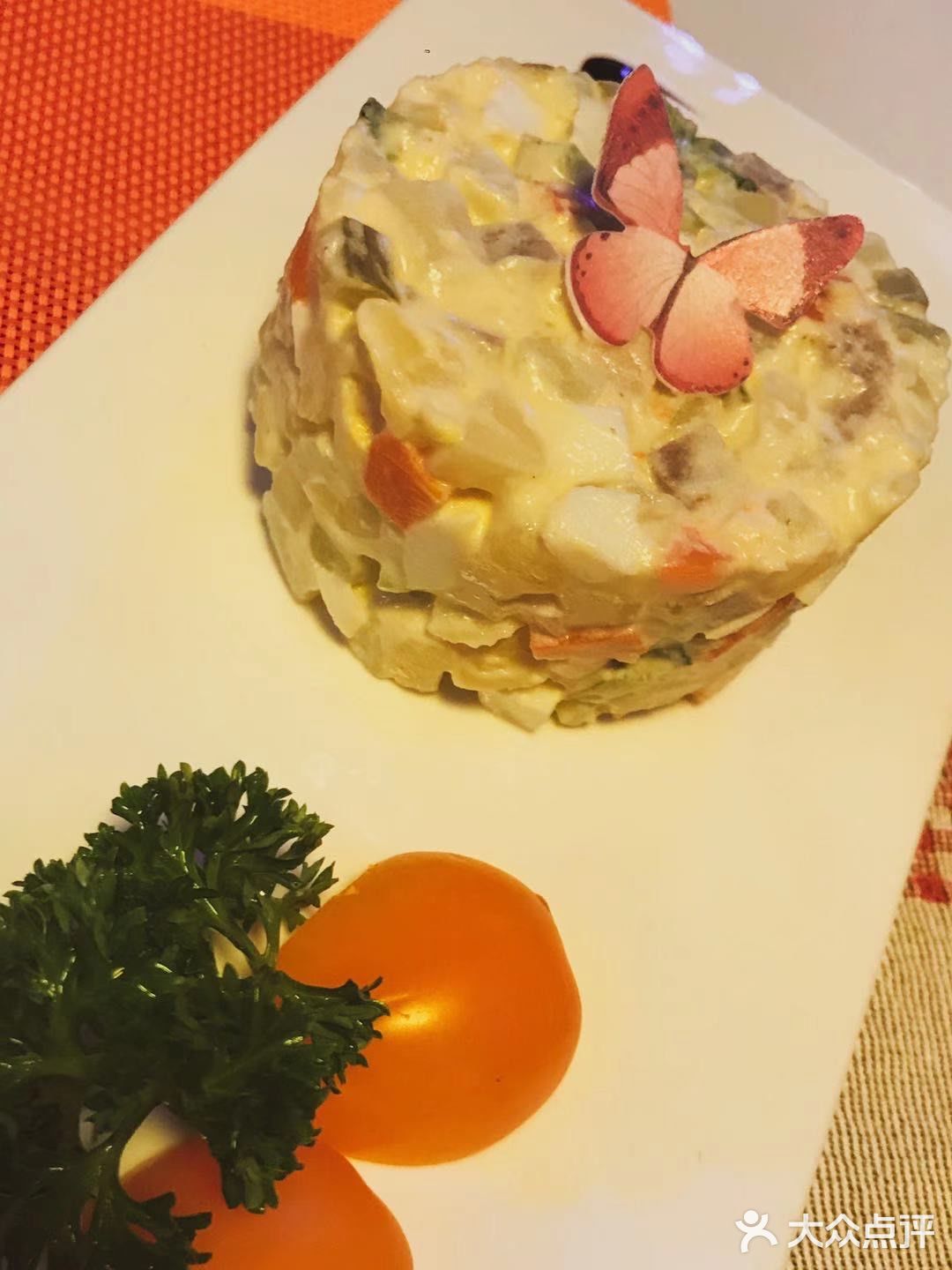 在一家充满历史的俄餐厅，带你体验俄式风情