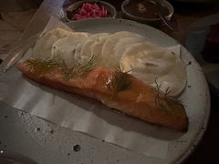 烟熏三文鱼配烤饺子皮和芥末籽酱-BOR Eatery(安福路店)