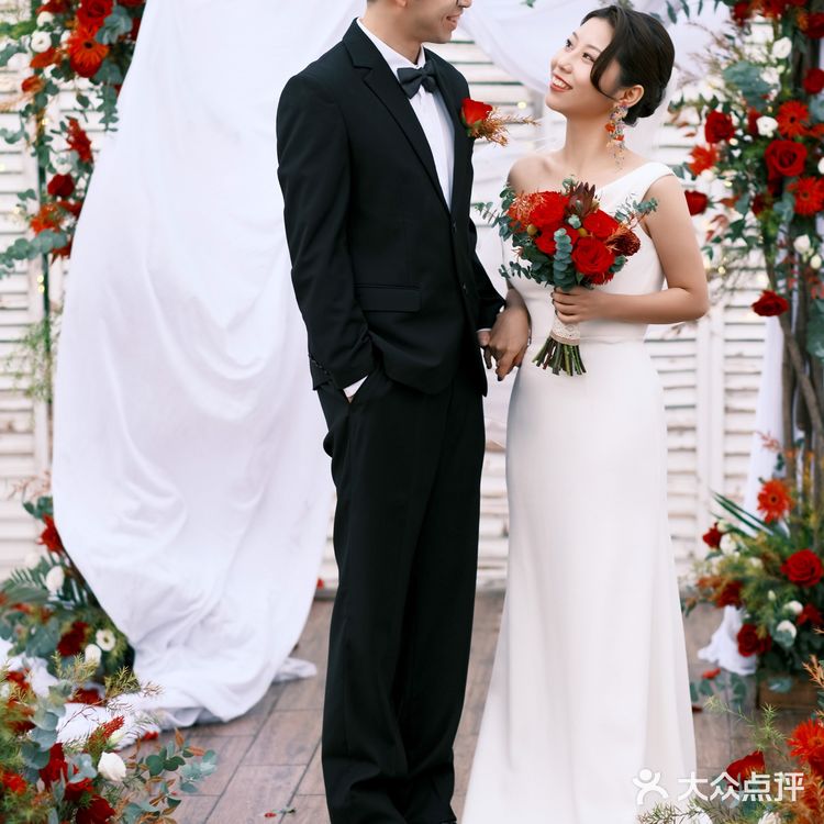 在古特花园迎来了第一场秋季小型婚礼 