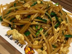鸡蛋炒土豆丝-合合春饼·酱骨·东北菜(潘家园店)