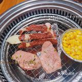 沿着银杏走来吃烤肉