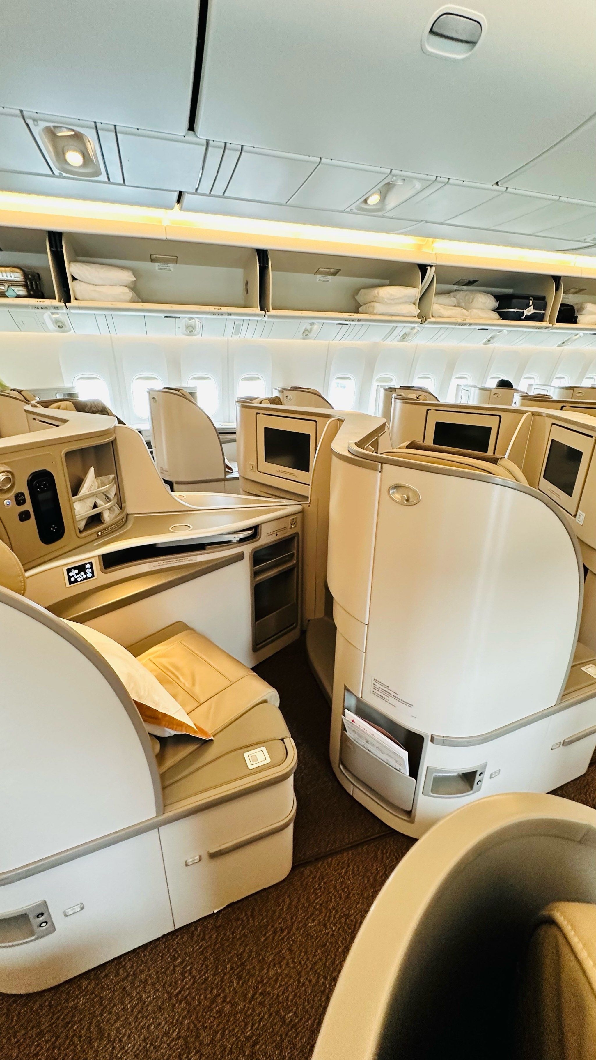 波音777的商务舱,反鱼的121布局,空间蛮大,不局促