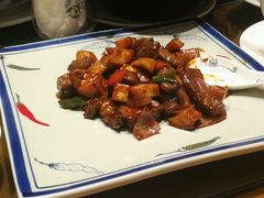 铁板蒜片炒牛肉-彩蝶谷美食廊·粤式经典南番顺·铁板烧烤泰风味(广州长隆酒店)