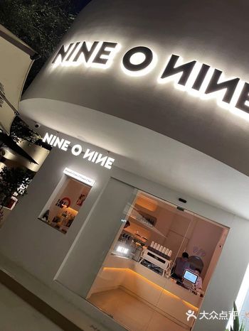 最近新开的网红店 也是非常人气旺的咯，韩国街中央