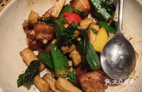 Golden Herb Okra Stir-Fry with Pork