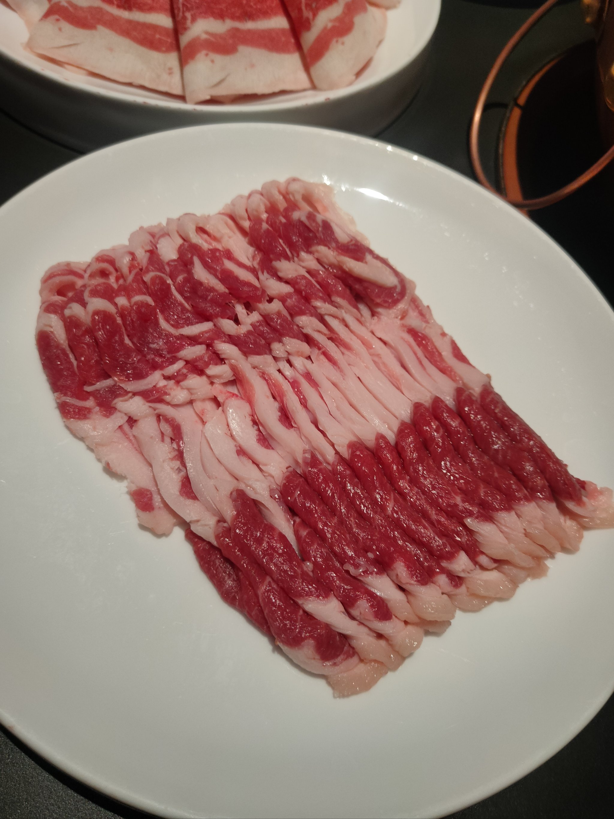 火锅店刨肉摆盘图片图片