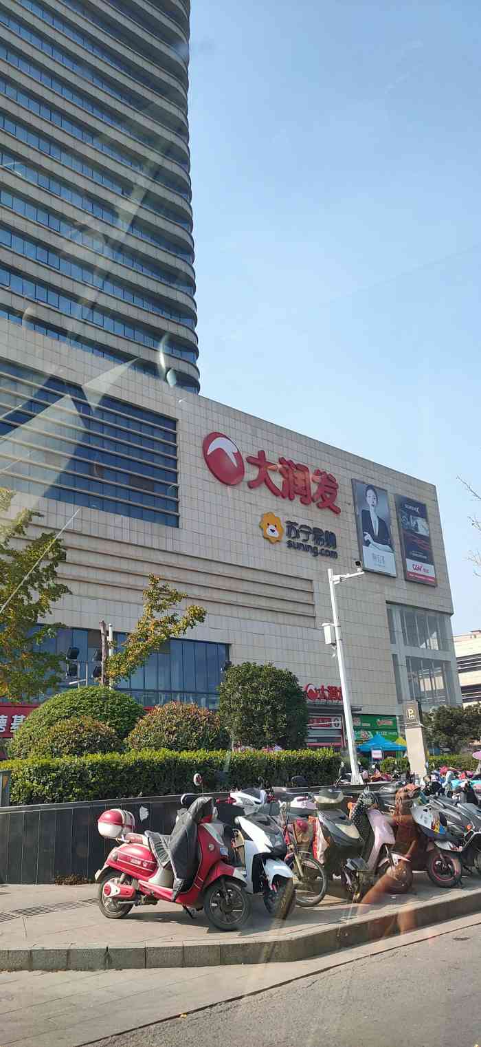 百乐广场-"百乐广场属于比较年轻的一群综合体,所以还.