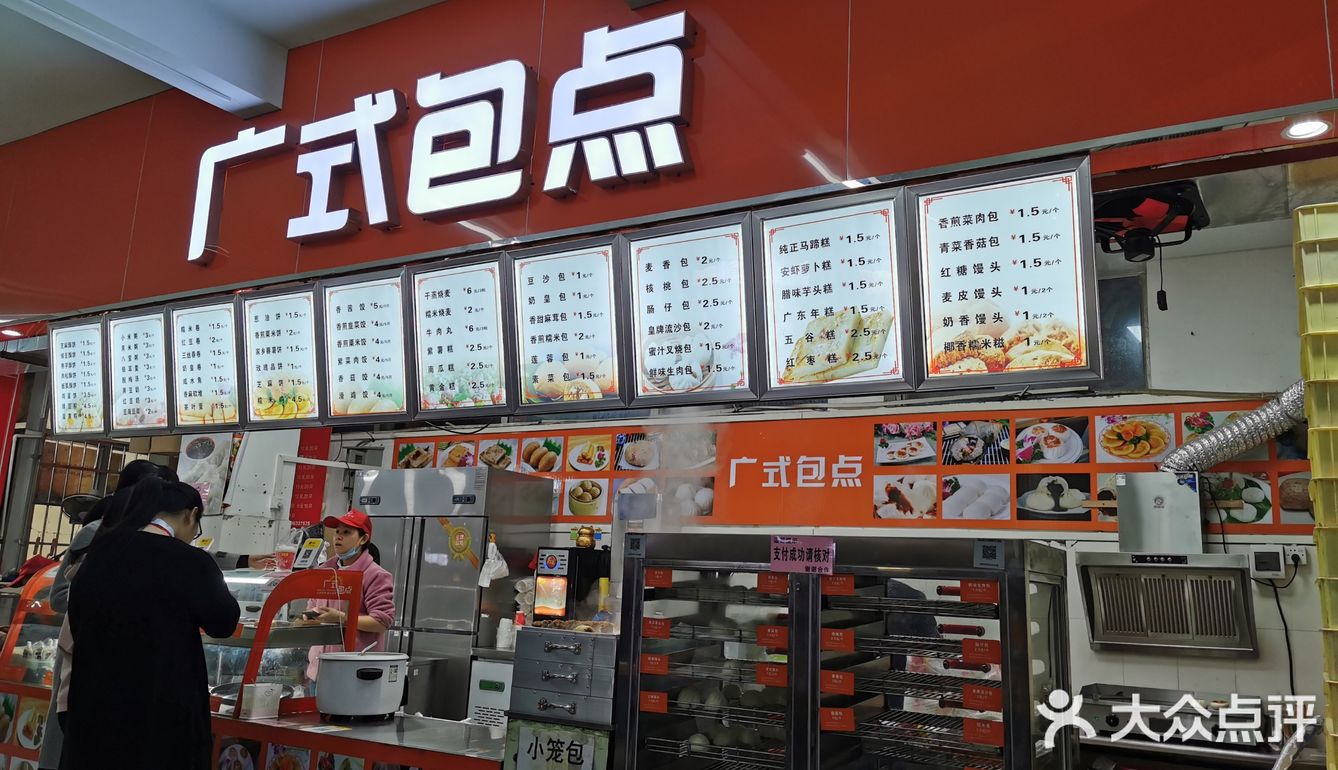 孩子考试时，家长就坐在食堂等候，井然有序