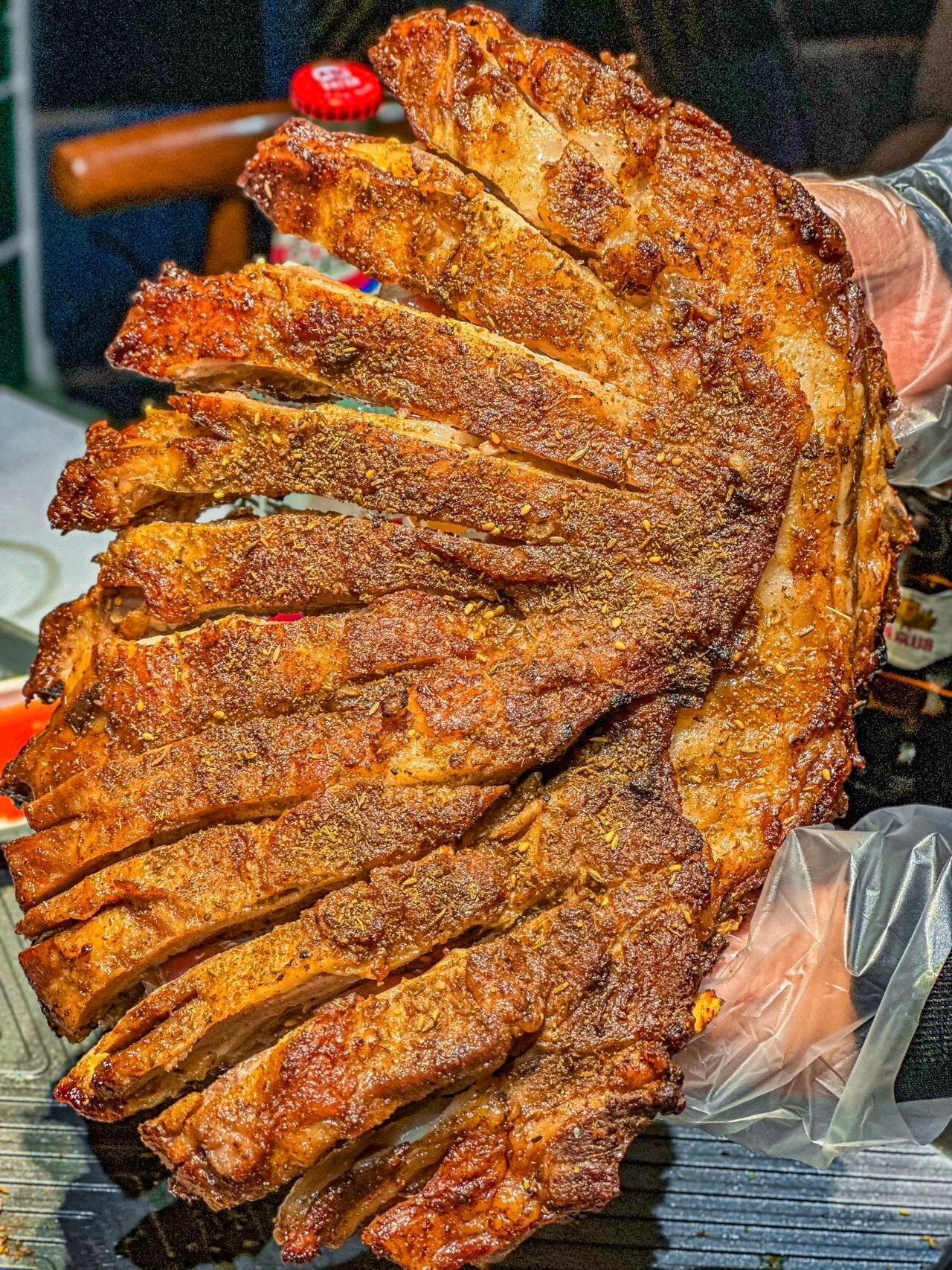 滋滋冒油的烤羊排,比脸还大真过瘾大羊排!