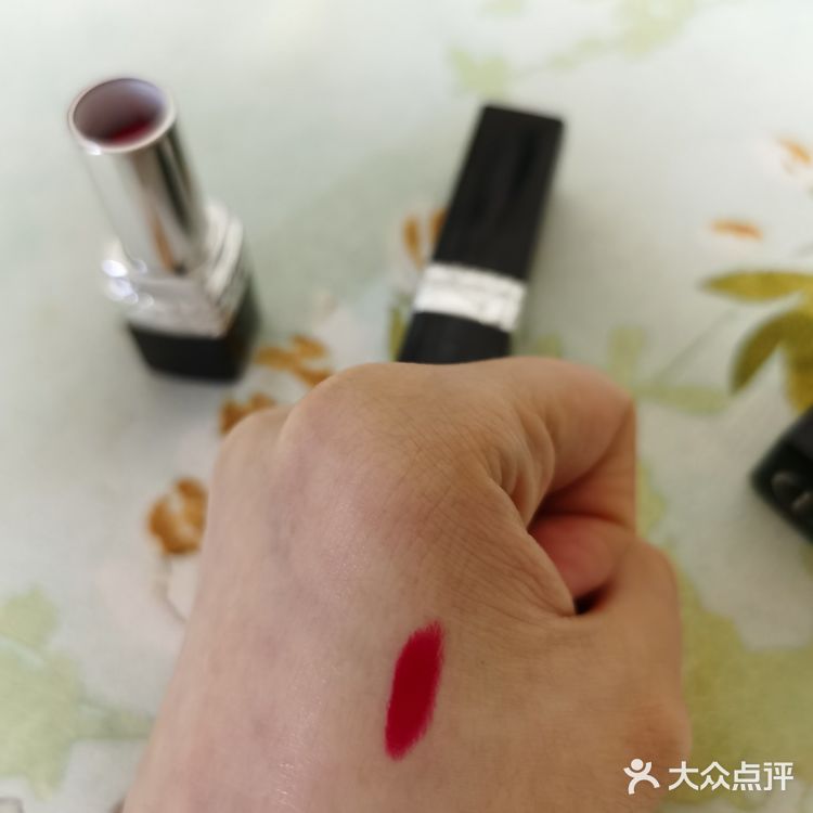 一般如果是膏体印花的专柜价比普通班贵20块钱