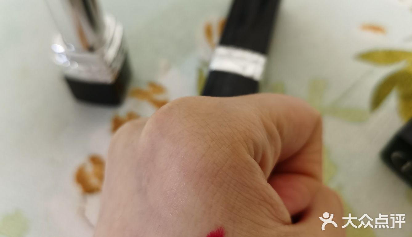 一般如果是膏体印花的专柜价比普通班贵20块钱