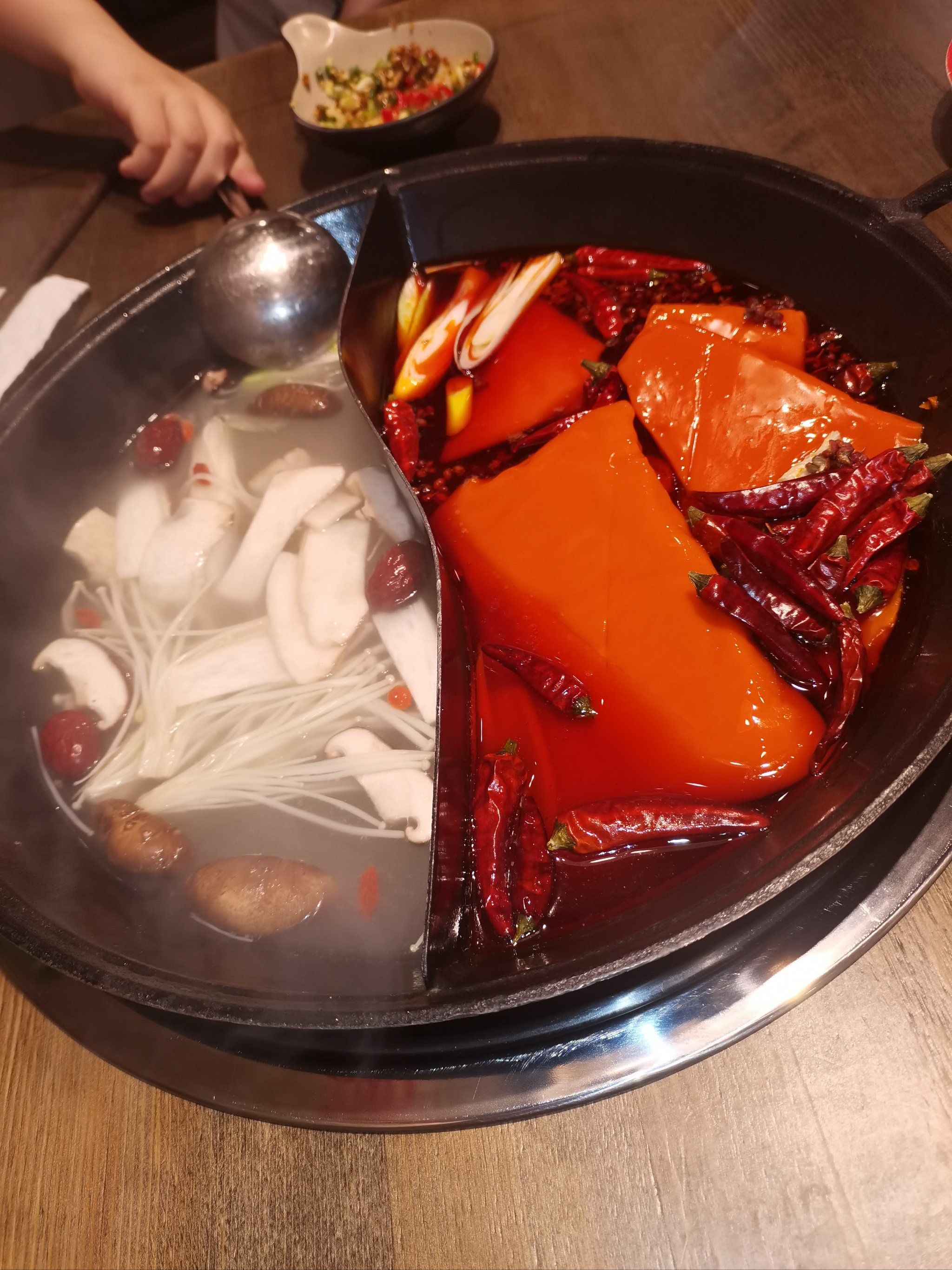 火锅味道好,环境很棒,菜品丰富,价廉物美