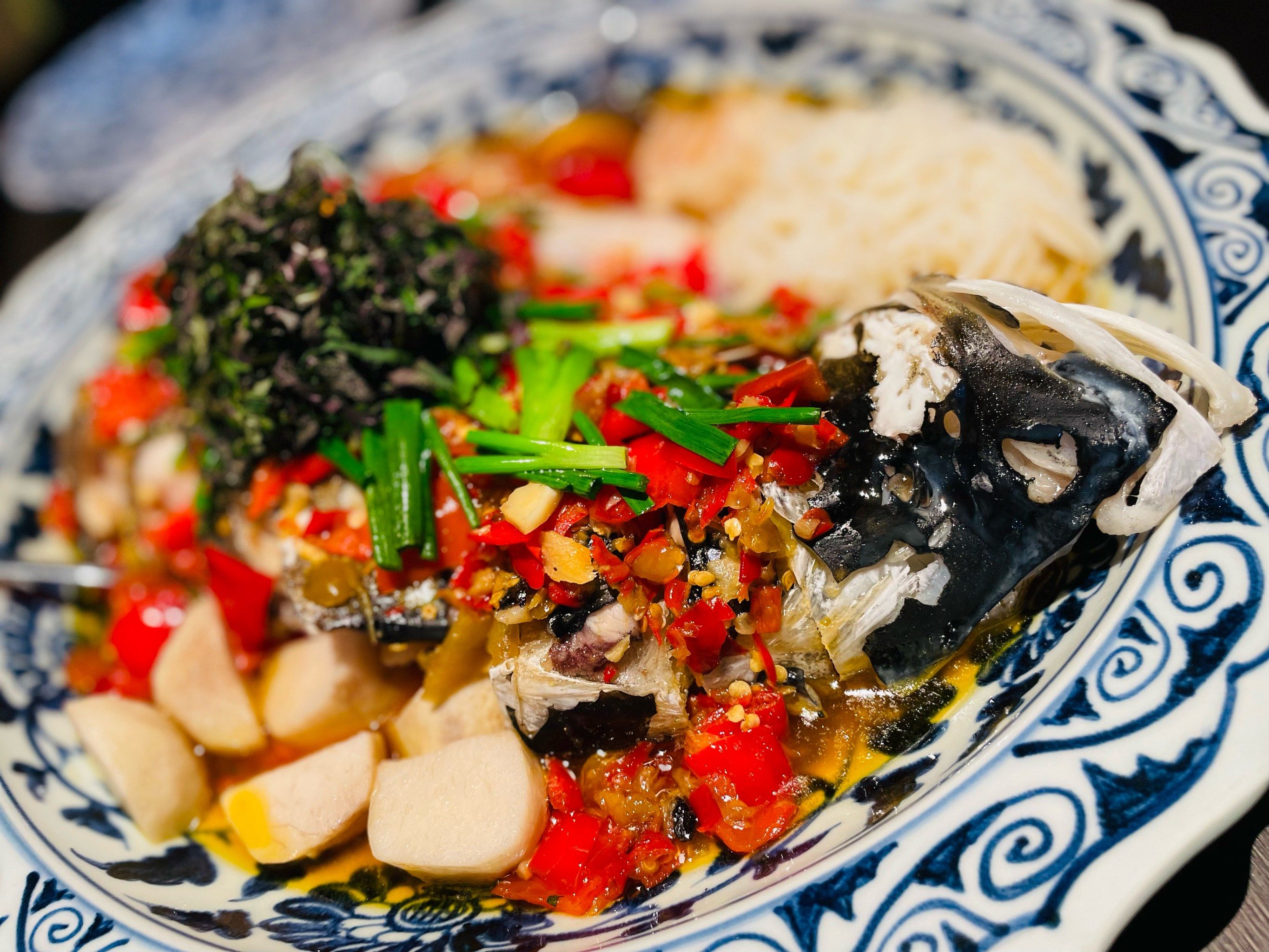 新开业的,环境非常好,干净整洁,设计的也特别适合拍照片,鱼头特别推荐