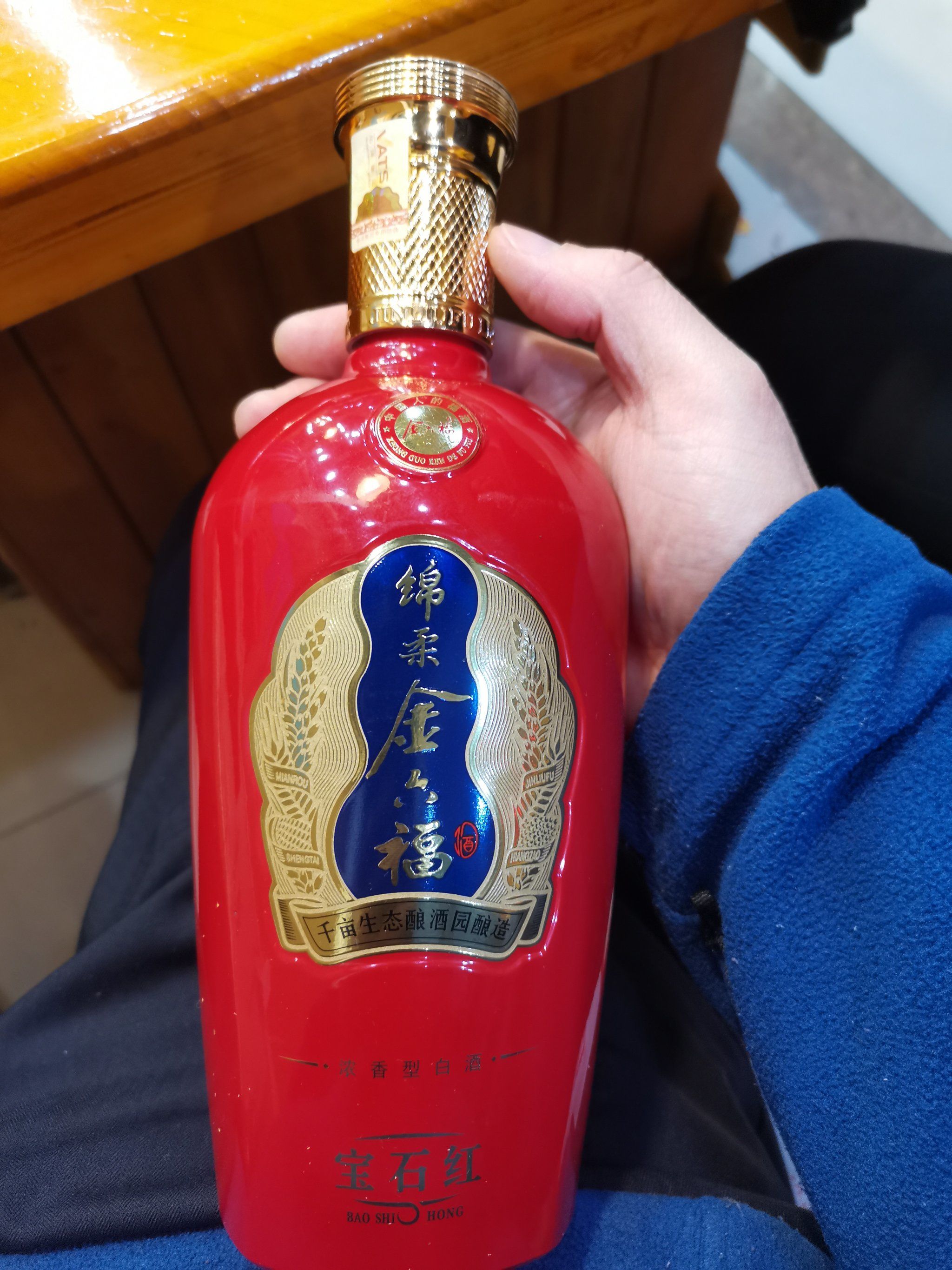 金六福宝石红 50度750ml浓香型,口感绵柔醇厚,酒质单薄如水,没品出