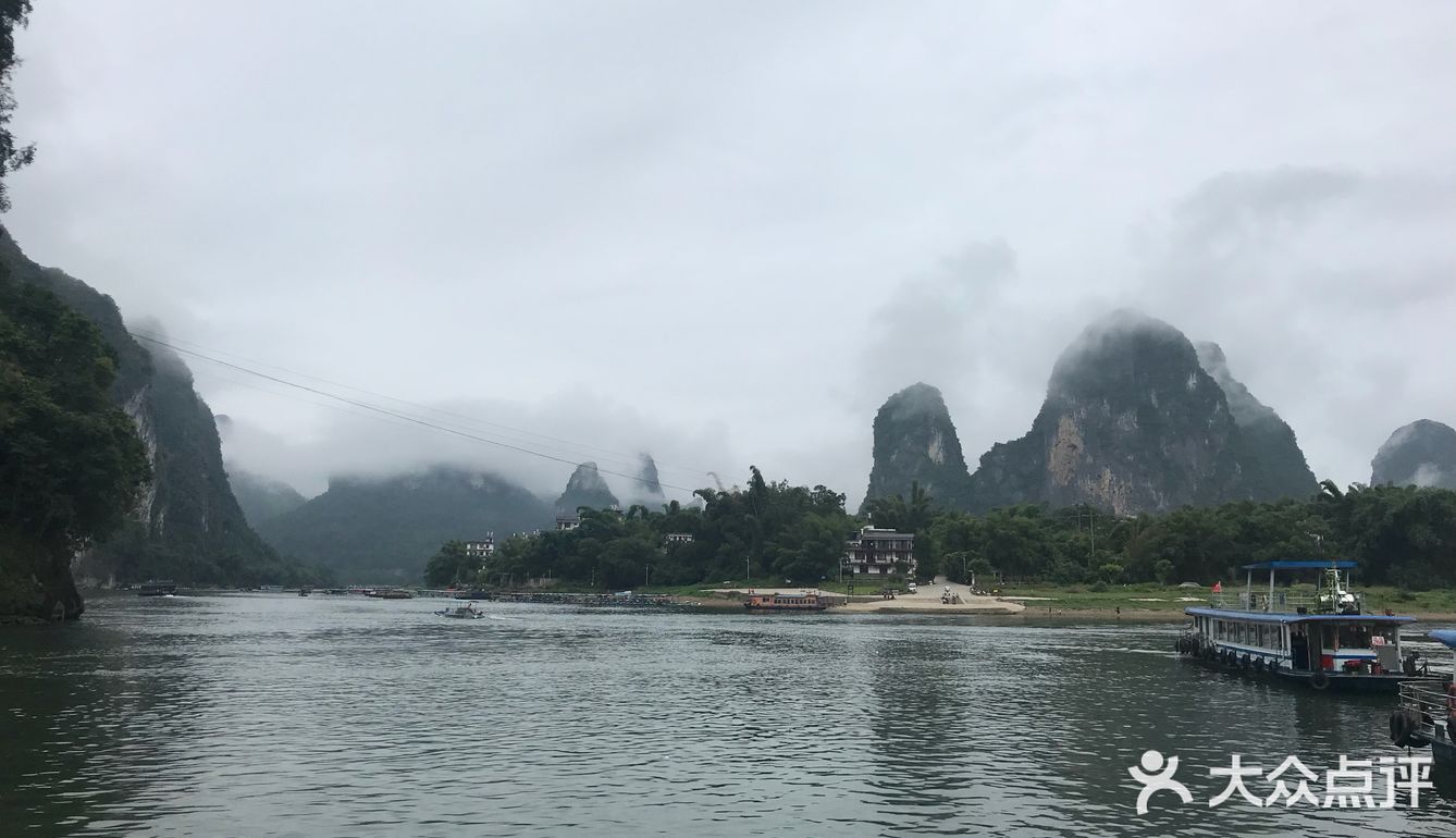 早上六点半就从酒店出发前往，但是来到江边，已经要排队了