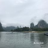 早上六点半就从酒店出发前往，但是来到江边，已经要排队了